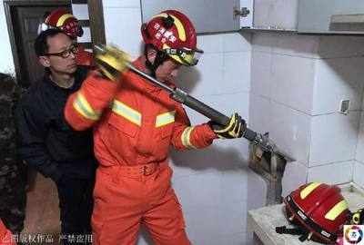 小貓跌入煙道八天急哭主人,消防動用生命探測儀,拆鄰居墻營救