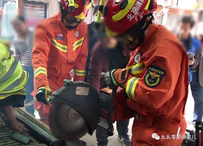 粗心女工遭剝皮機“咬手”,北京消防破拆救援!安全生產(chǎn)有些諷刺